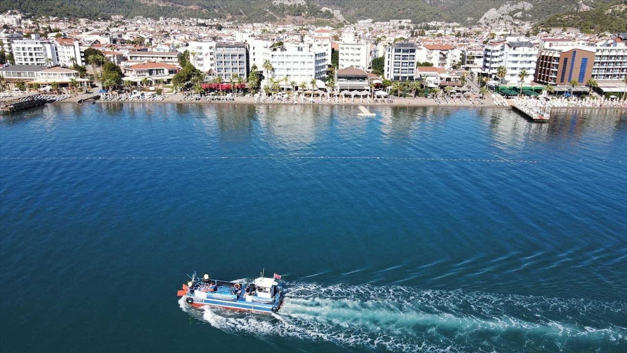 Marmaris Körfezi'nde Deniz Yüzeyi Temizliği