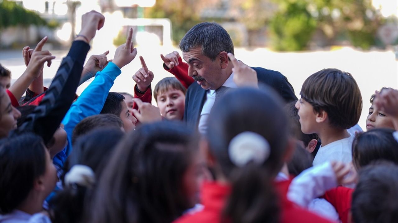 Milli Eğitim Bakanı Tekin, Öğretmenlerle Bir Araya Gelerek Eğitim Sistemindeki Değişiklikleri Duyurdu