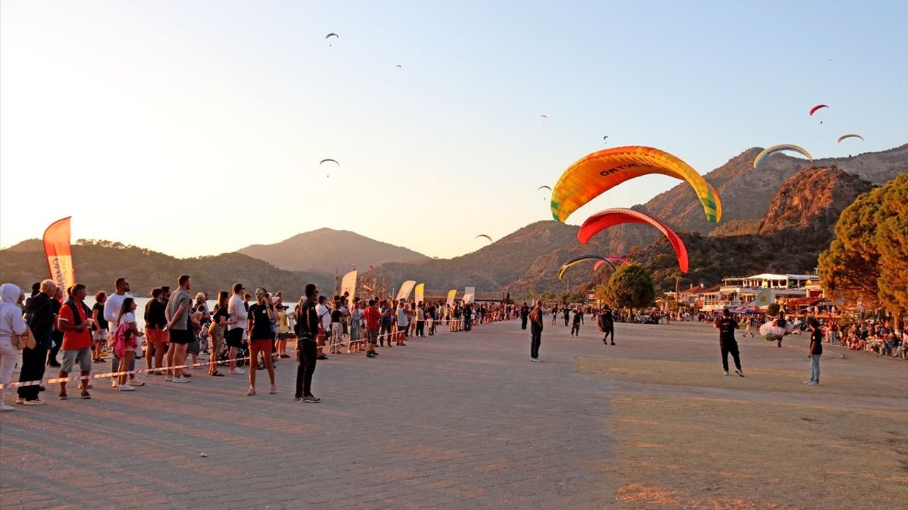 Muğla'da 24. Uluslararası Ölüdeniz Hava Oyunları Festivali Devam Ediyor