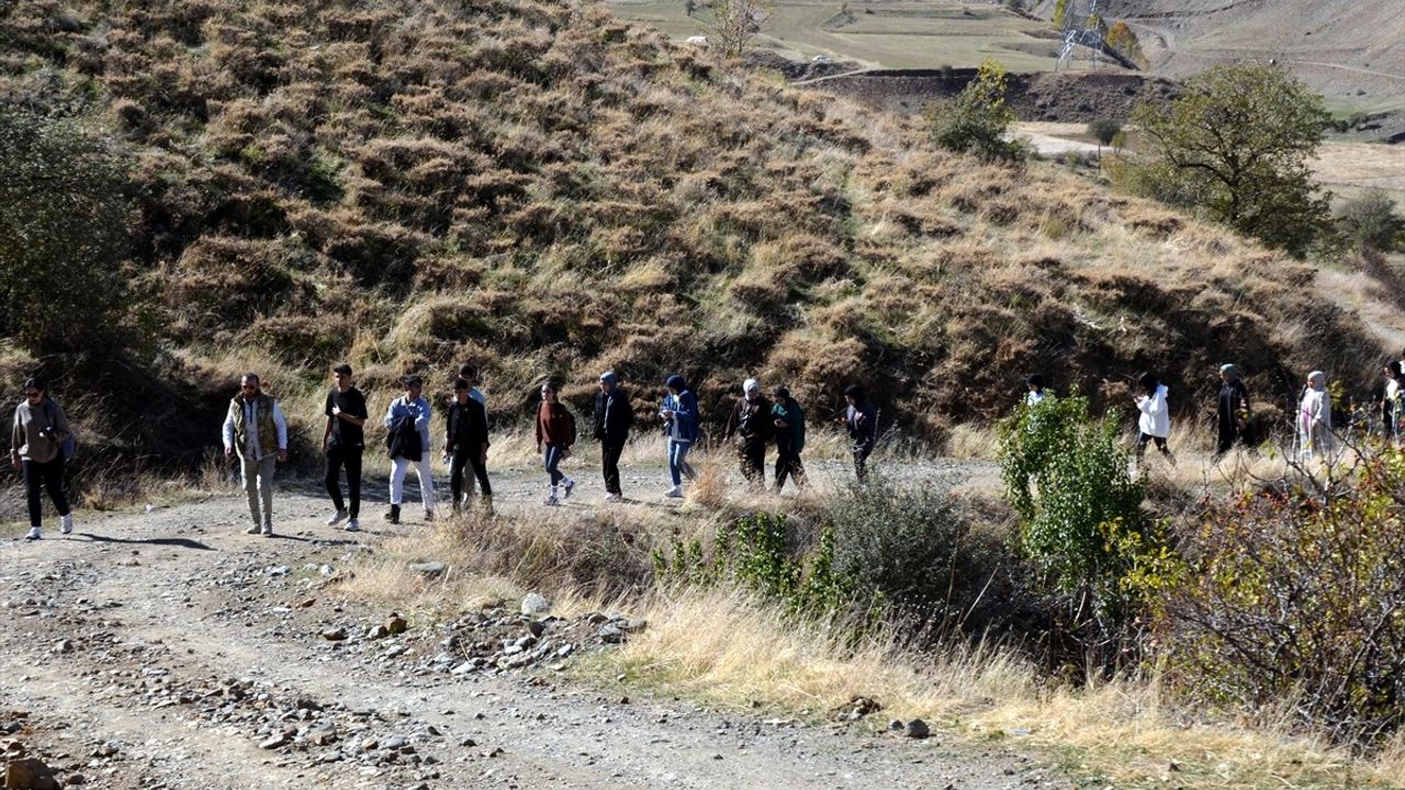 Muş'ta Gençler Doğa Yürüyüşüyle Tekno bağımlılığını Aşılıyor