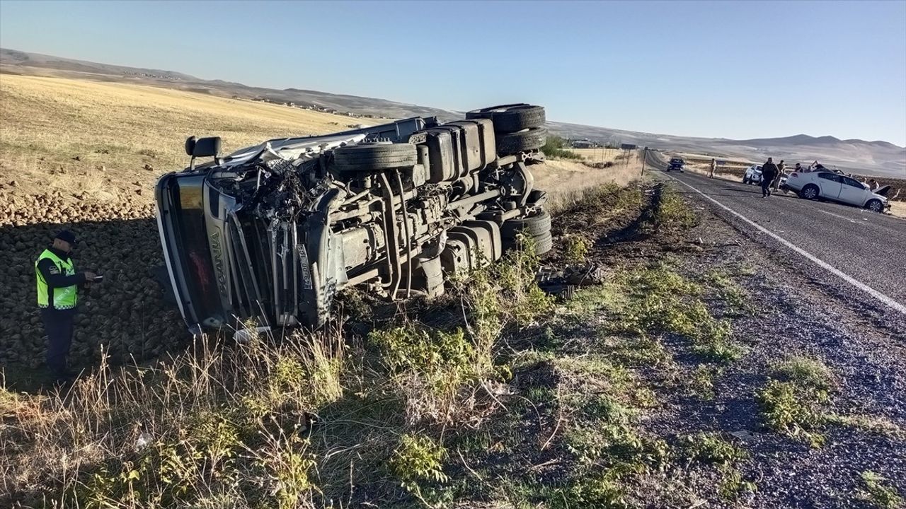 Muş'ta Trafik Kazası: 1 Ölü, 2 Yaralı