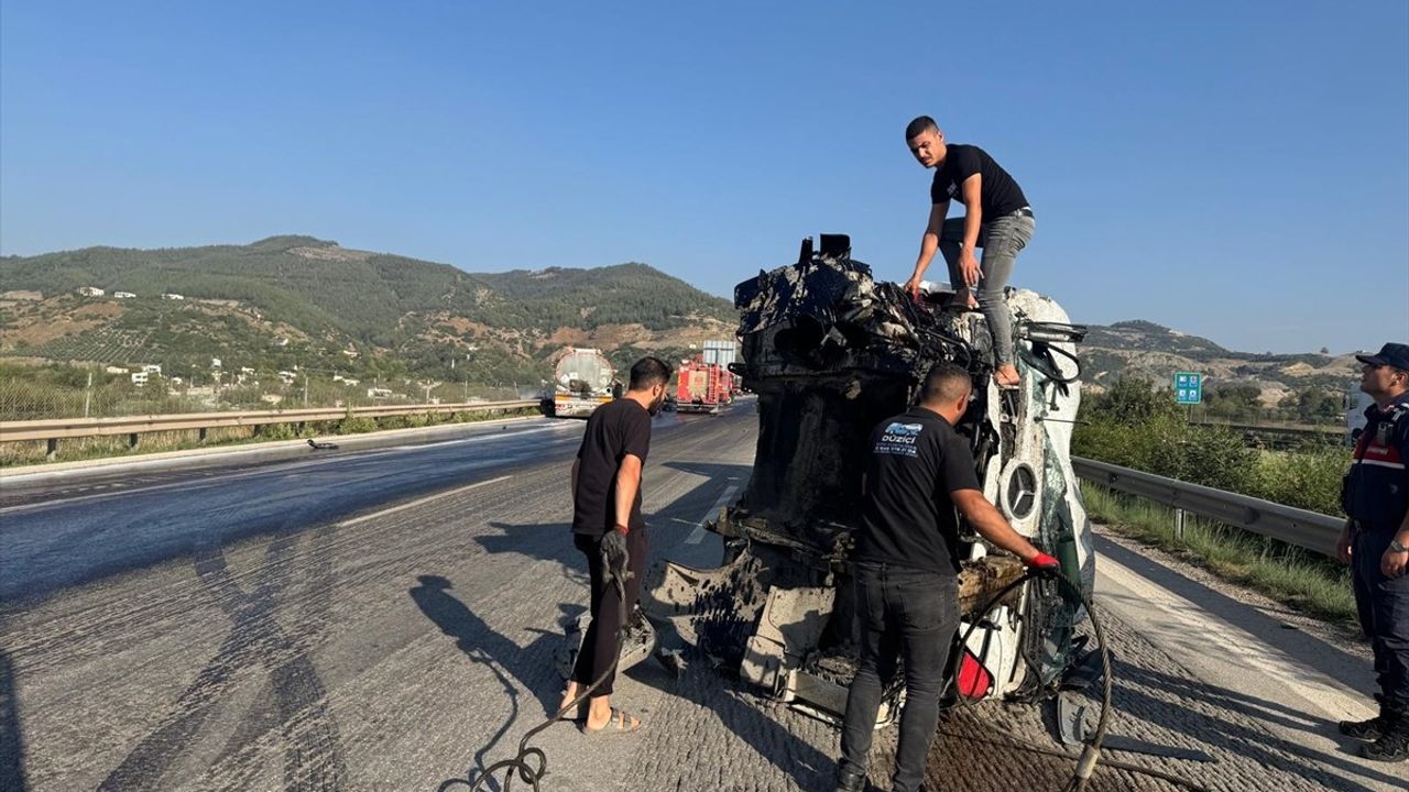 Osmaniye'de Yangın Çıkan Tankere Çarpan Diğer Tanker Devrildi