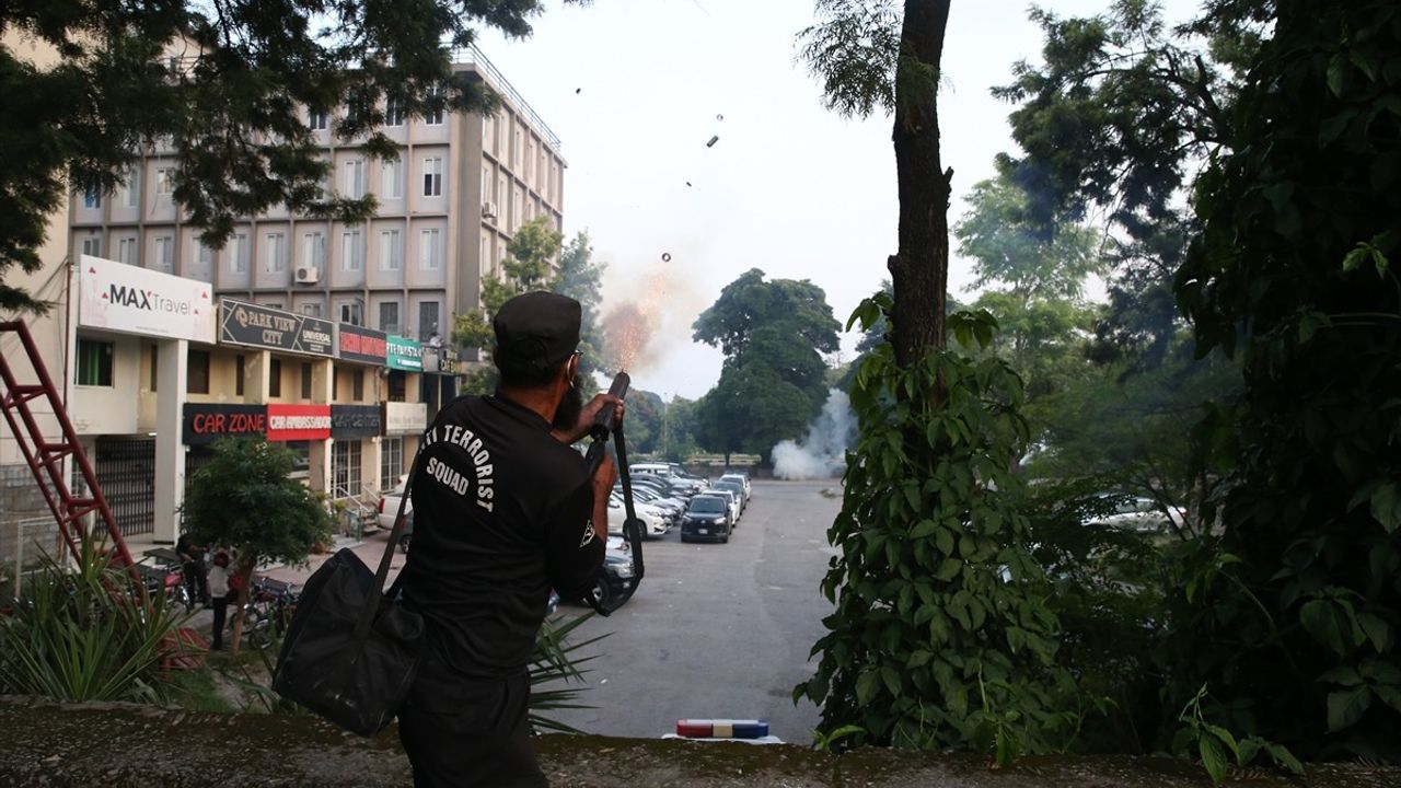 Pakistan'da İmran Han İçin Protestolar: Polis Müdahale Etti