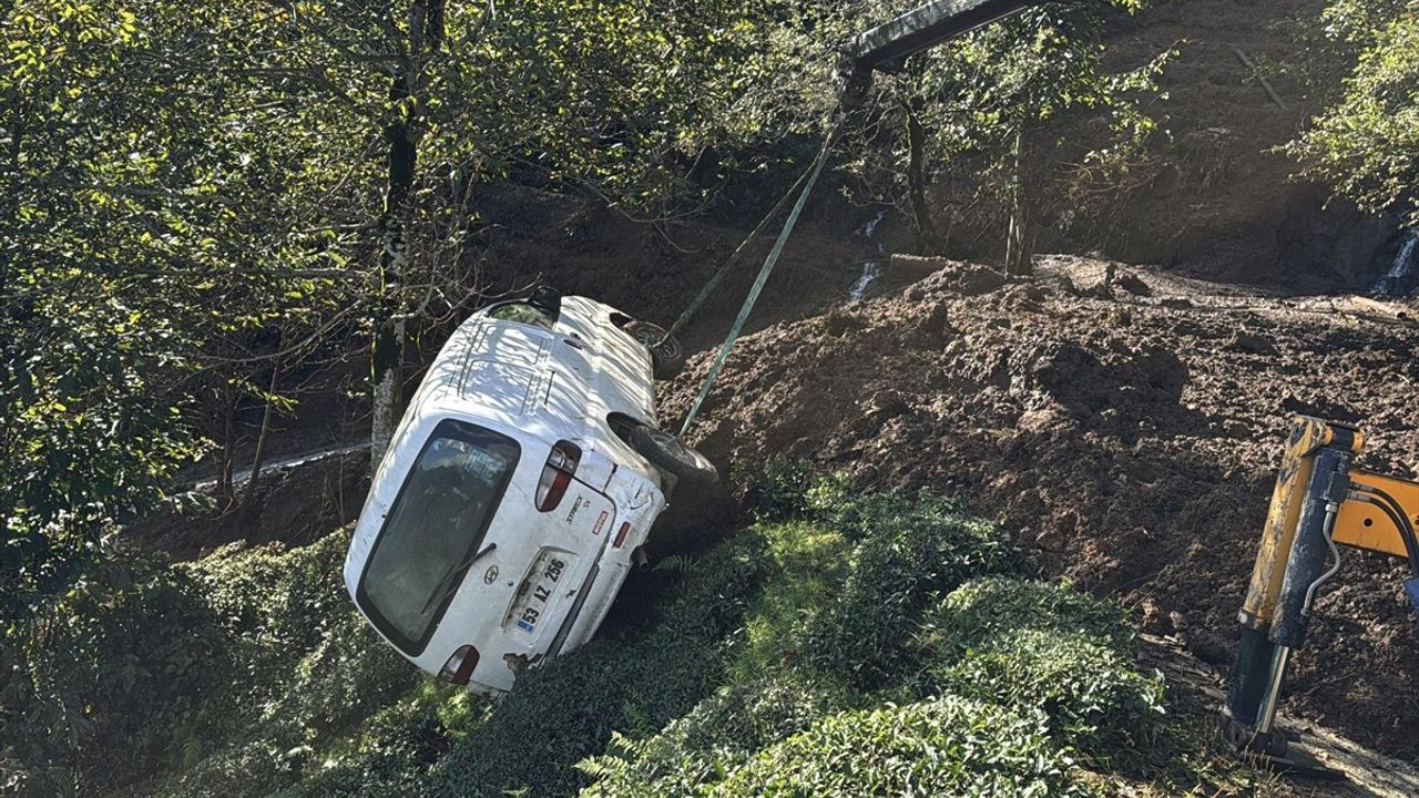 Rize'de Hortumun Sebep Olduğu Hasar: Binanın Çatısının Uçması ve Heyelanlar