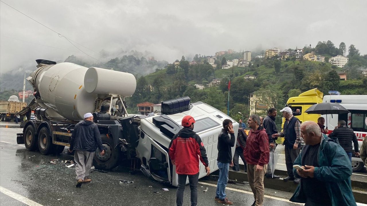 Rize'de Kamyon ve Beton Mikseri Çarpıştı: 2 Yaralı