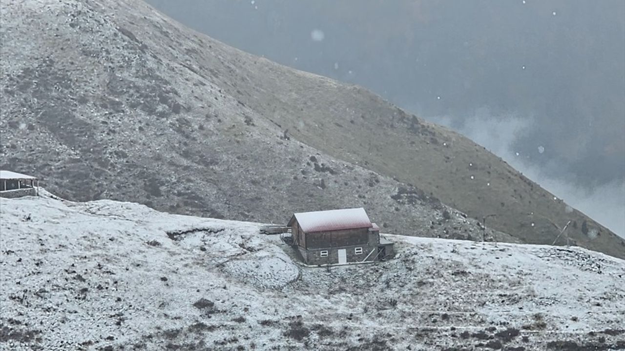 Rize ve Bayburt Yüksek Kesimlerinde Kar Yağışı Etkili Oldu