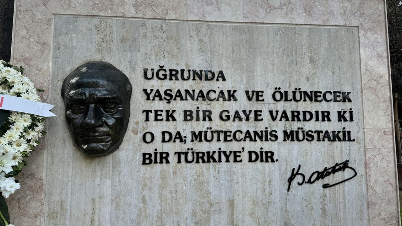 Sarıyer'de Yenilenen Atatürk Maskı ve Kaidesi Törenle Açıldı