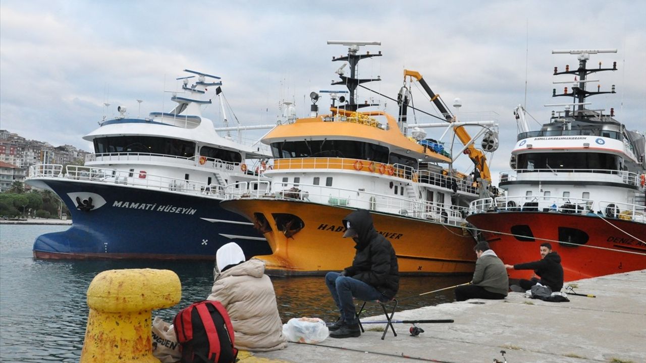 Sert Rüzgar Balıkçıları Sinop Limanı'na Sıgındırdı