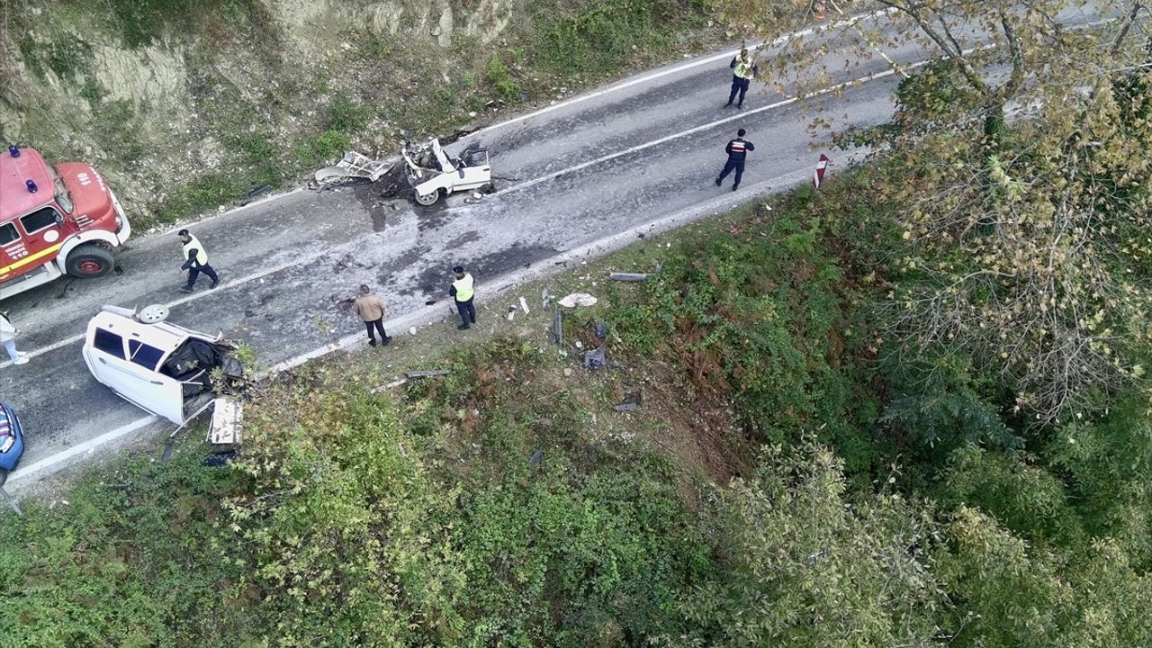 Sinop'ta Feci Kaza: İki Otomobil Çarpıştı