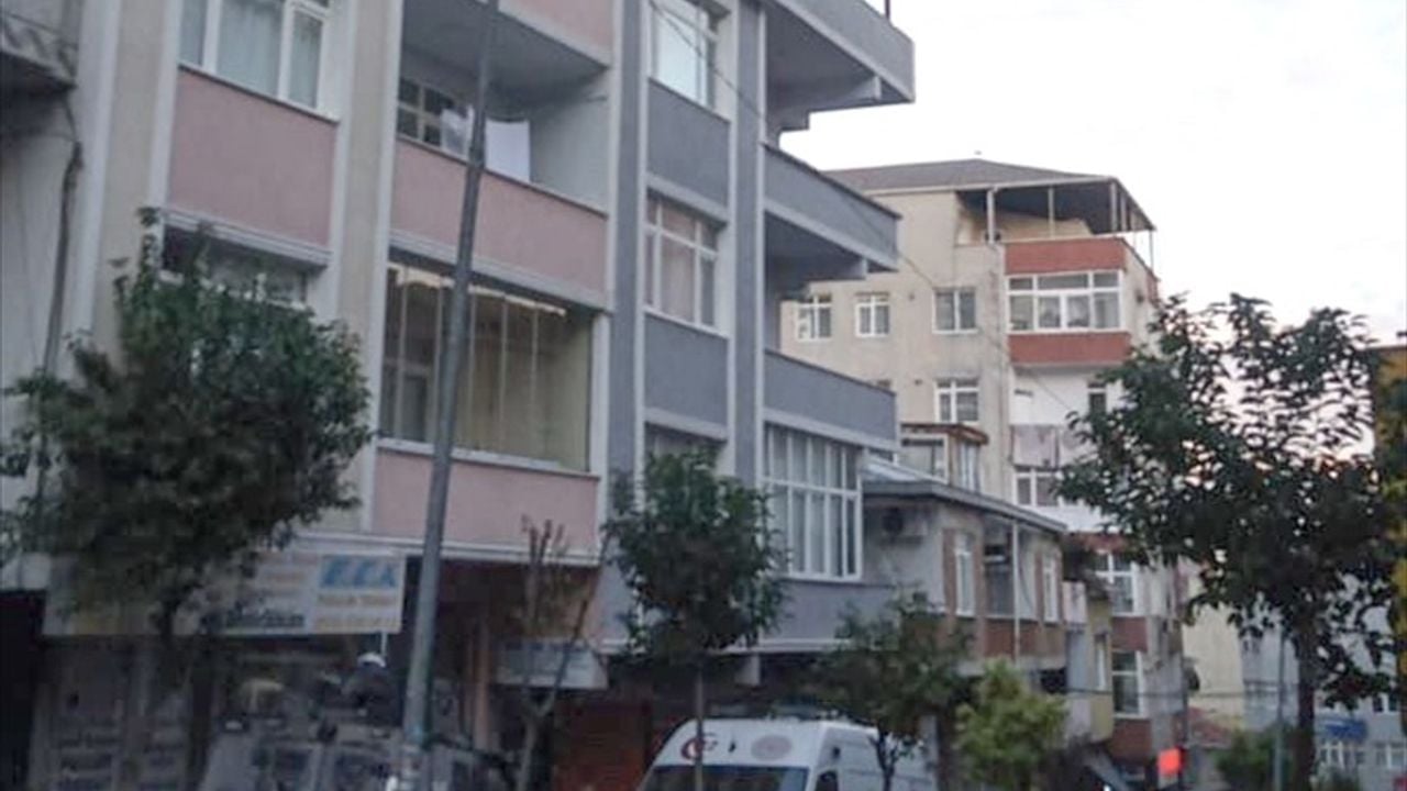 Şişli'de Baza Kapağının Düştüğü Kadın Hayatını Kaybetti