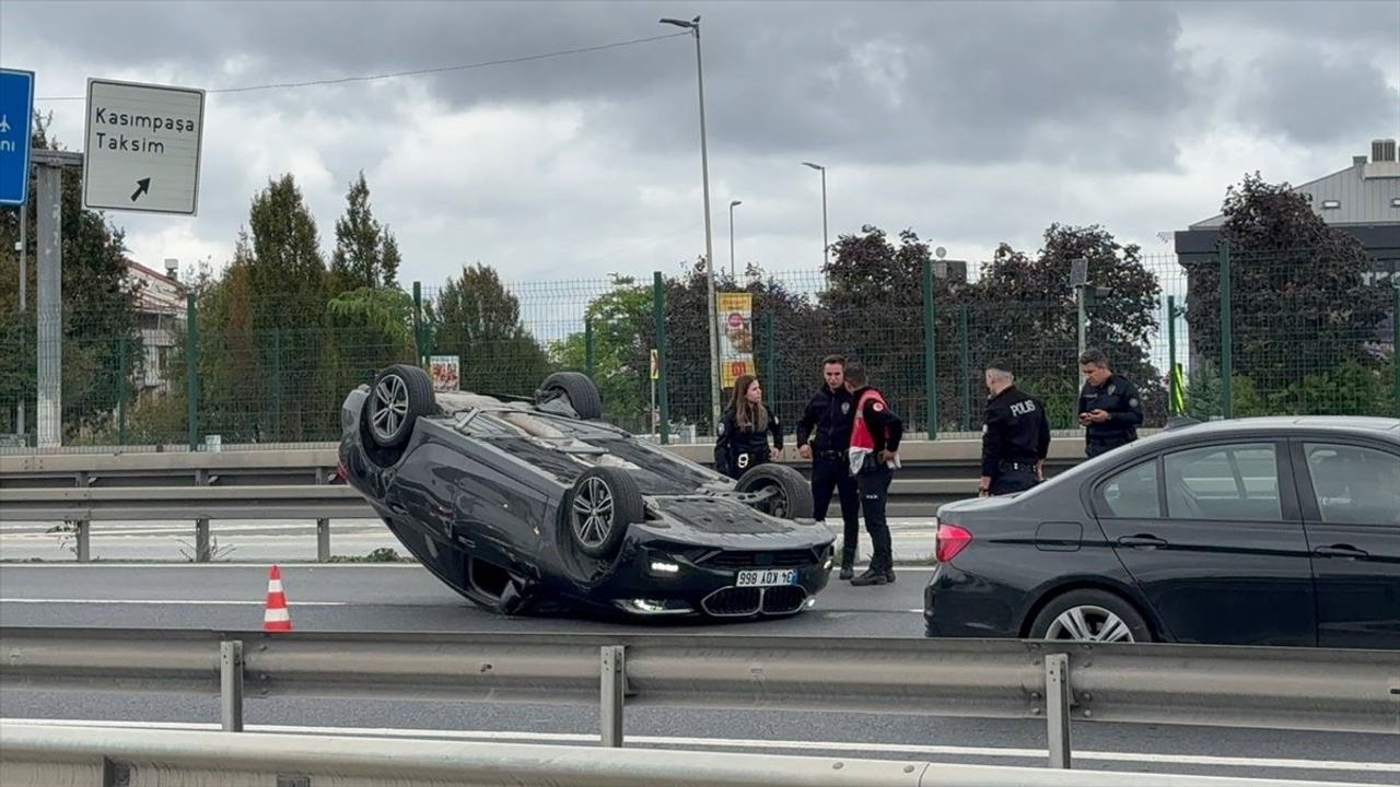 Şişli'de Kaza: Bariyerlere Çarpan Araçta Yaralanma