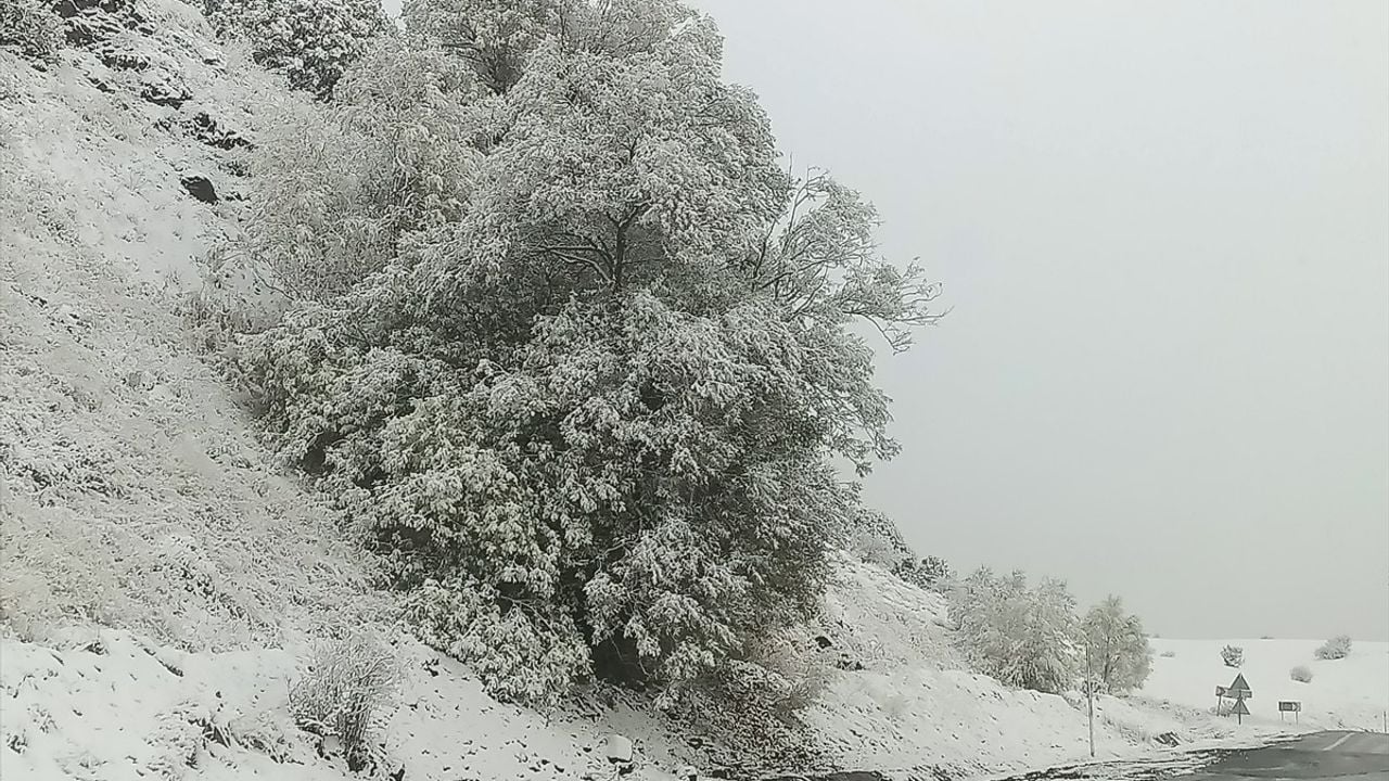 Sivas'ta Yüksek Kesimlerde Kar Yağışı Etkili Oluyor