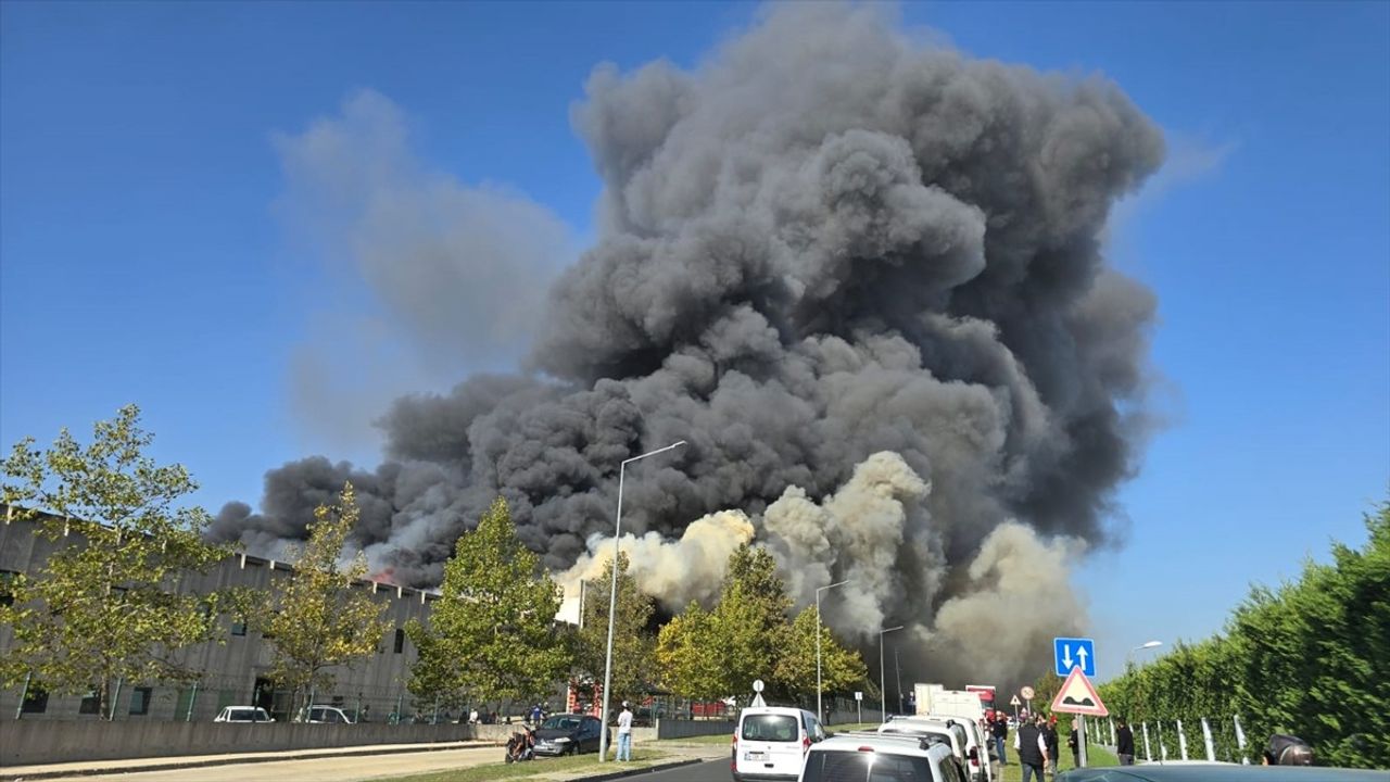 Tekirdağ'daki Fabrika Yangınına Hızla Müdahale Ediliyor