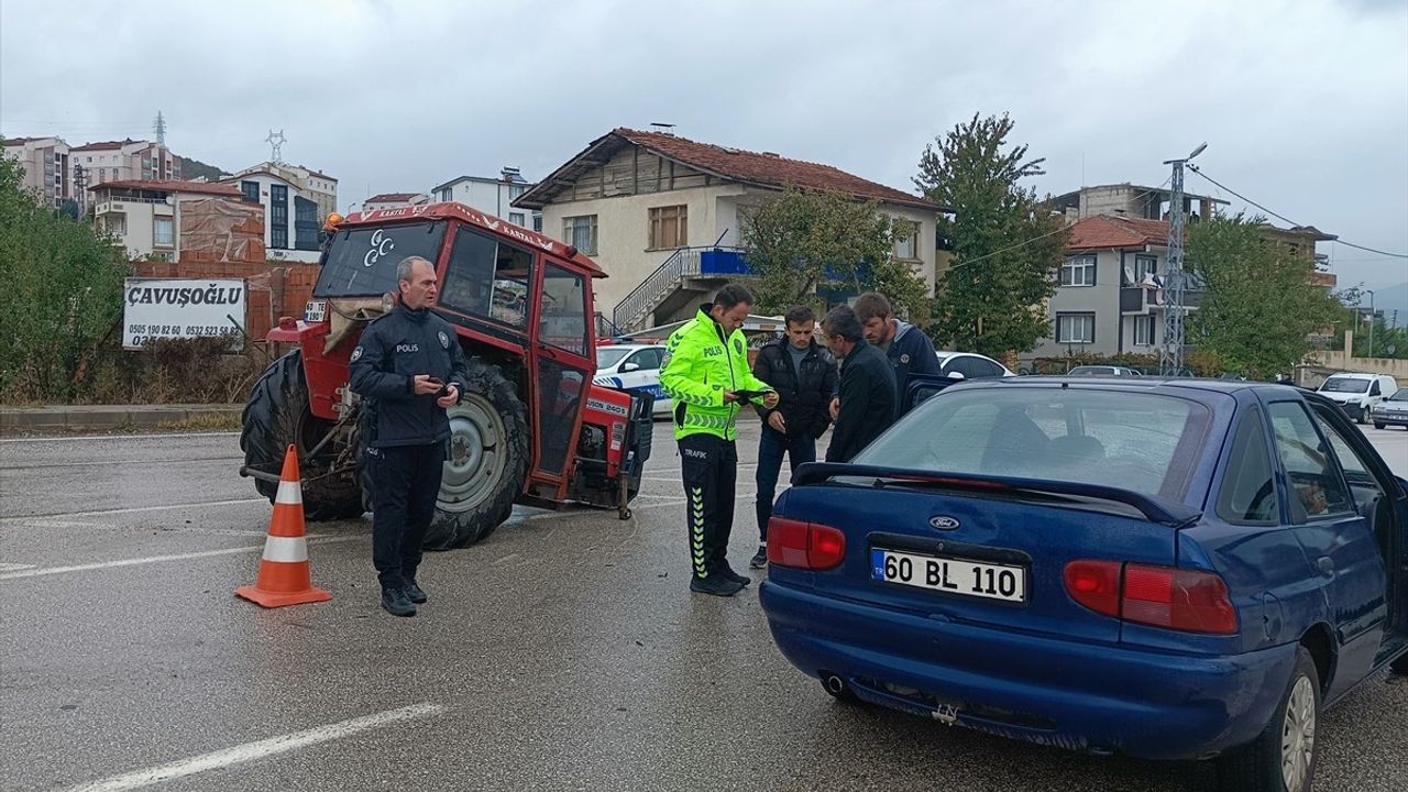 Tokat'ta Otomobil-Traktör Çarpışması: 4 Yaralı