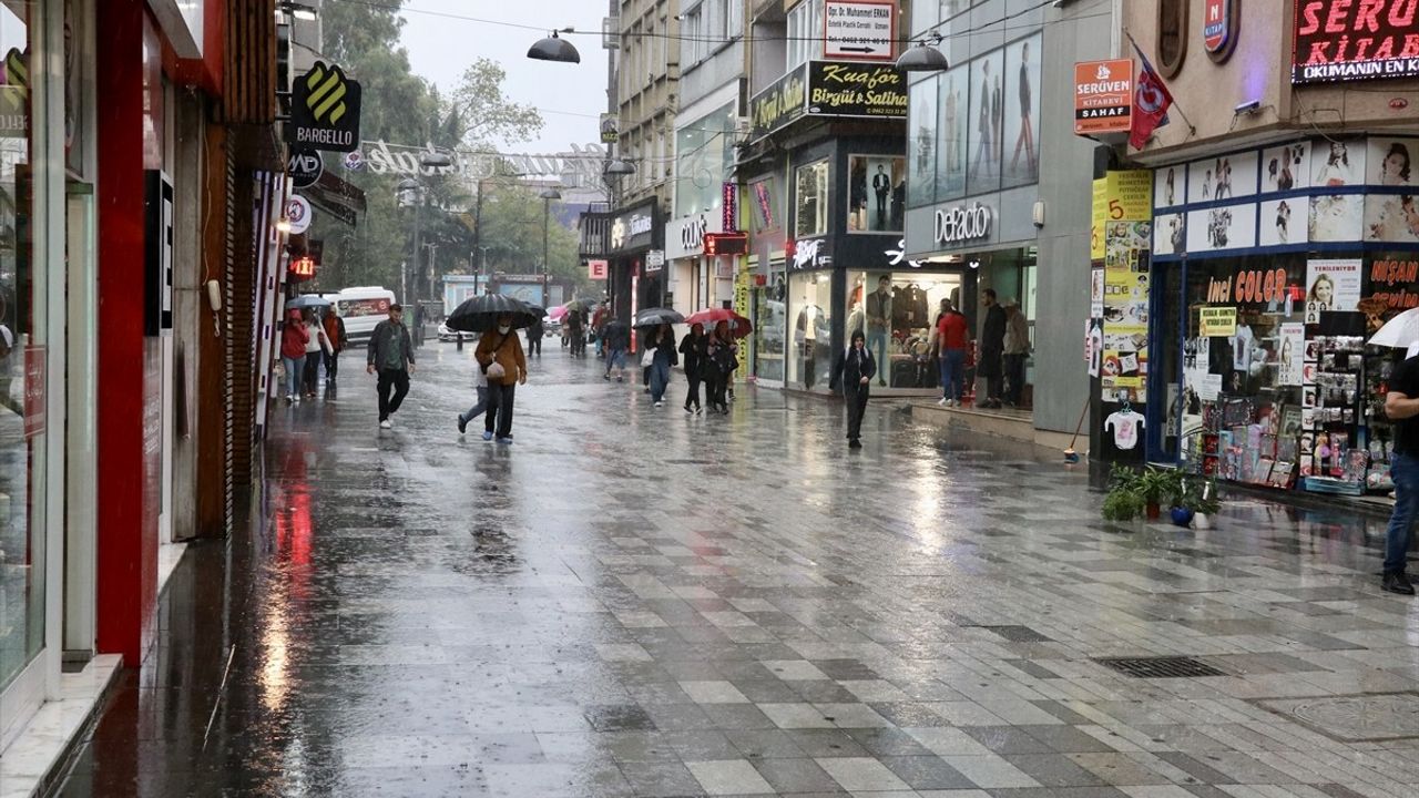 Trabzon'da Şiddetli Sağanak Yağış Hayatı Etkiledi