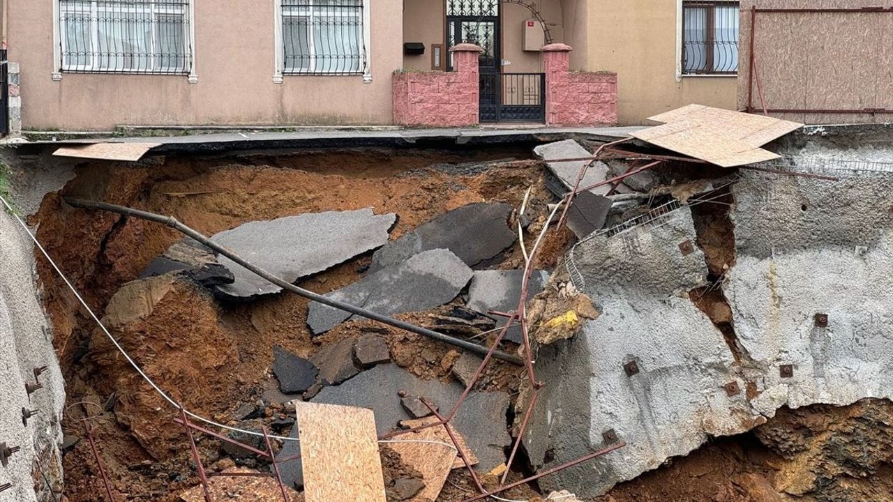 Üsküdar'da İnşaat Çöktü, Sakinler ve Çalışanlar Arasında Arbede Yaşandı