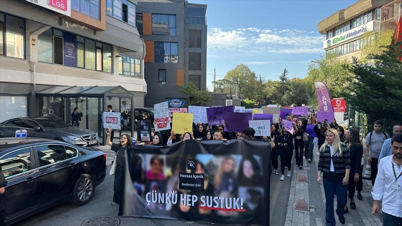 Üsküdar Üniversitesi'nden Kadına ve Çocuğa Şiddete Karşı Etkin Protesto