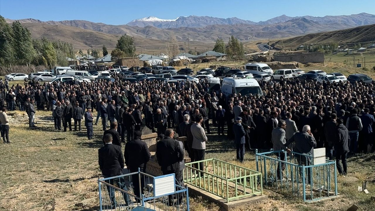 Van'da Trafik Kazası: Baba ve Oğlu Hayatını Kaybetti