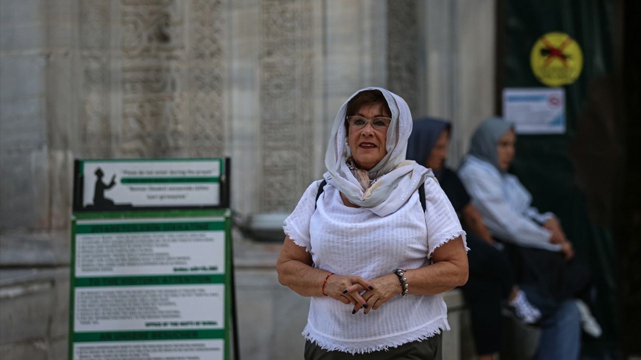 Yabancı Turistlerden Yeşil Cami'ye Saygı: Şort Üstüne Etek