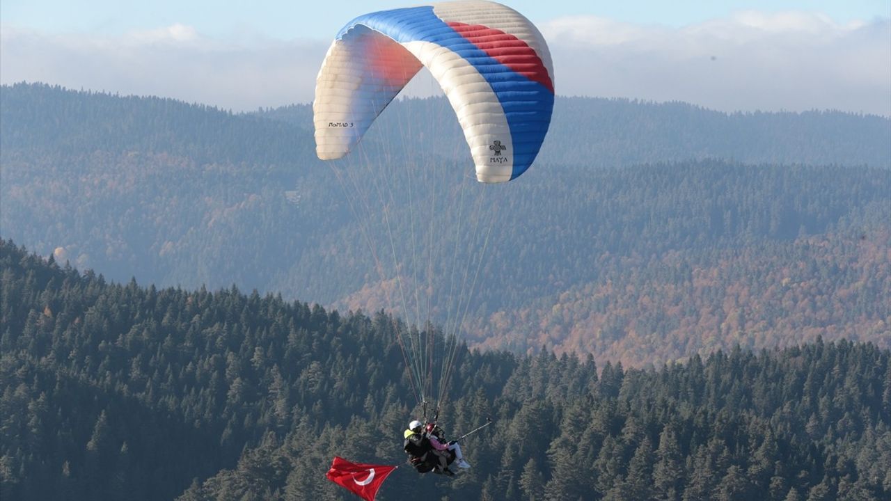 Yamaç Paraşütçülerinden Cumhuriyet'e Özel Uçuş