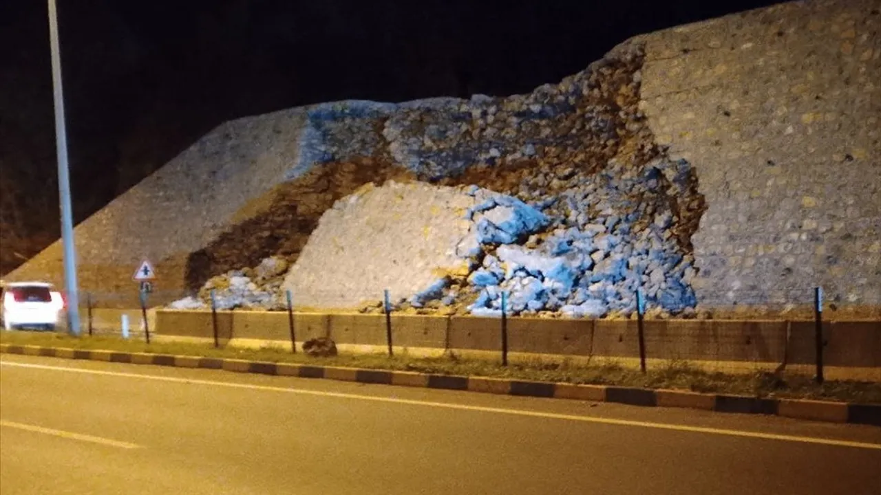 Zonguldak-Alaplı Kara Yolunda İstitat Duvarı Çöktü