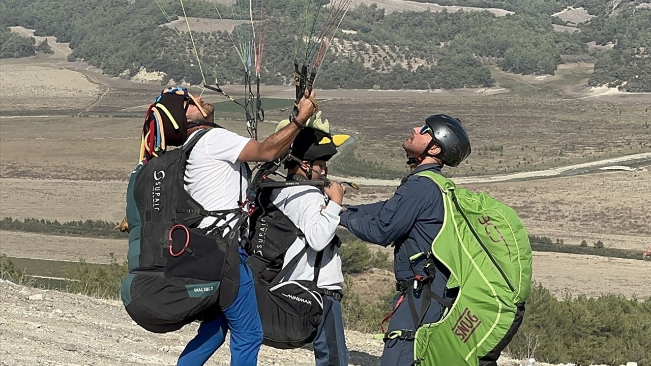 Adana'da 13. Kostümlü Yamaç Paraşütü Festivali Tamamlandı