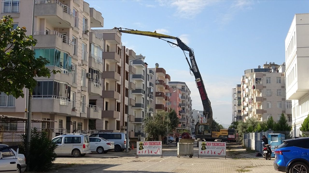 Adana'da Orta Hasarlı Binaların Yıkımında İlerleme Sağlandı