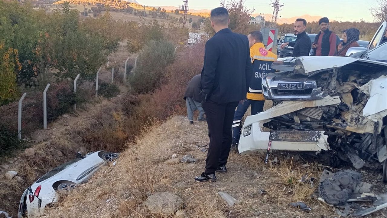 Adıyaman'da Otomobil ve Pikap Çarpıştı: 10 Yaralı