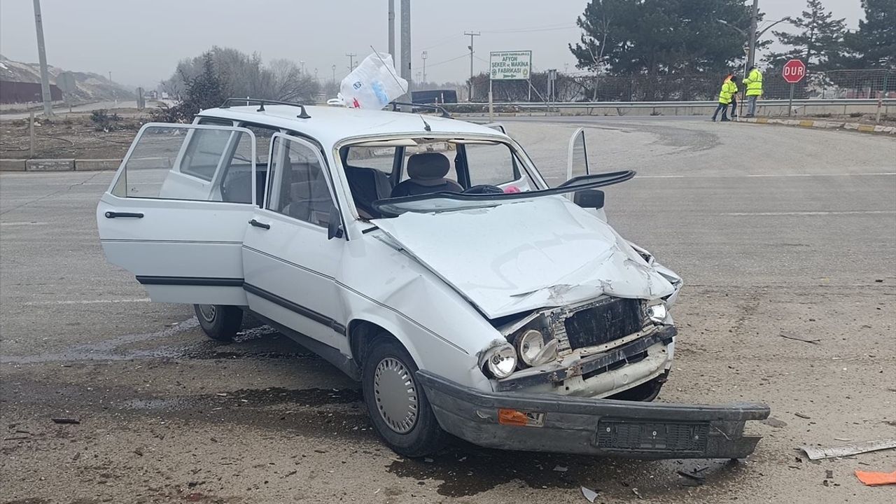 Afyonkarahisar'da 14 Yaşındaki Sürücünün Karıştığı Kazada 6 Kişi Yaralandı