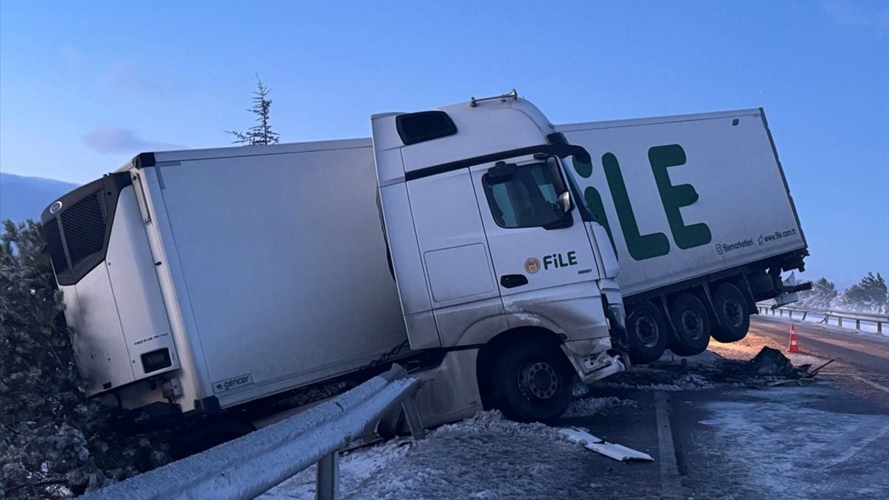 Afyonkarahisar'da Üç Araçlı Trafik Kazasında 30 Yaralı