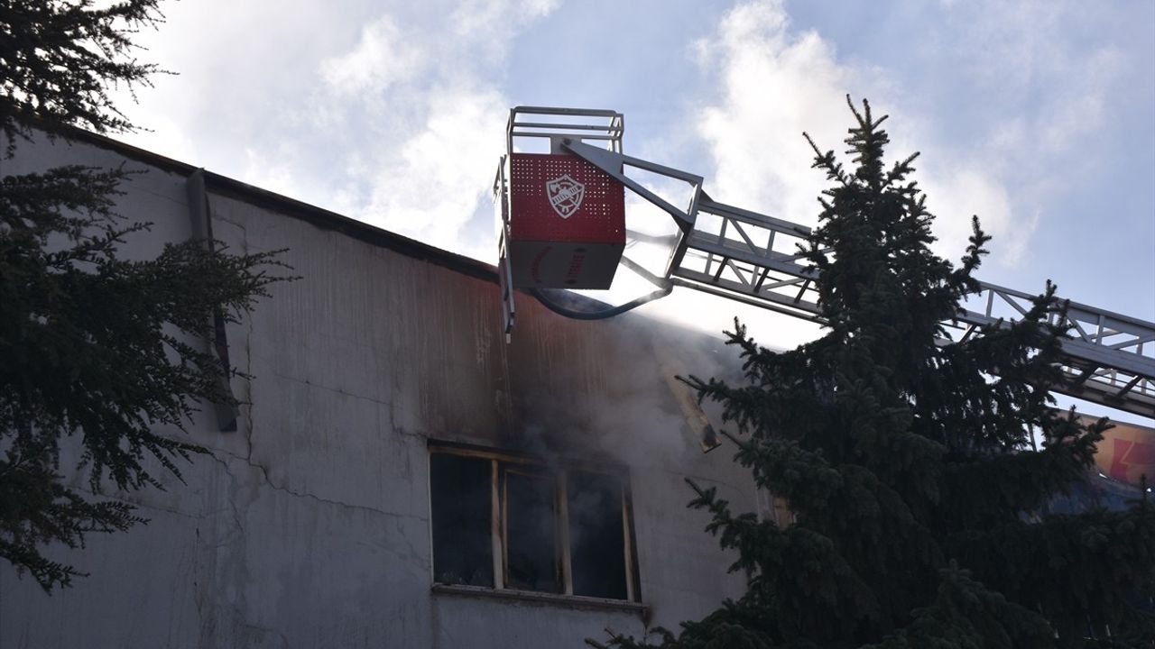 Afyonkarahisar'daki Yedek Parça Dükkanında Yangın: Hasar Büyüdü