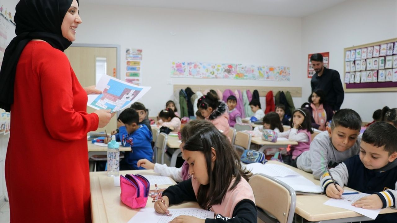 Ağrı'da 45 Yıllık Eğitimci, Kızı ve Torunu ile 3 Kuşakta Aynı Okulda Veda Ediyor