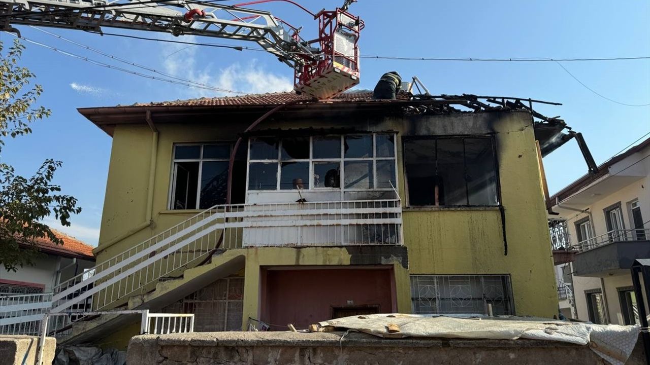 Aksaray'da Çıkan Yangında Baba ve İki Çocuğu Dumandan Etkilendi