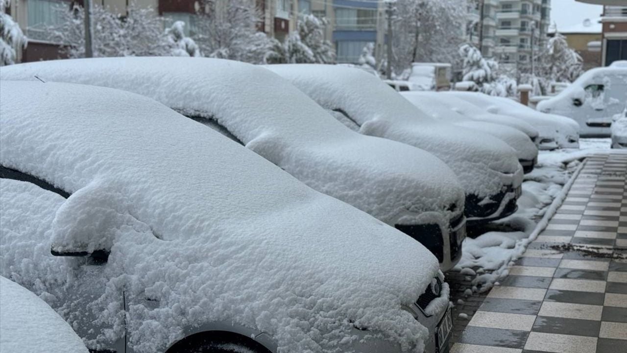 Aksaray'da Kar Yağışı Hayatı Olumsuz Etkiledi