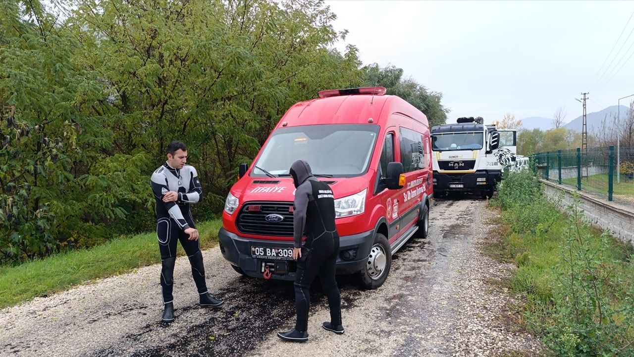 Amasya'da Nehre Düşen Sürücü Yara Almadan Kurtuldu