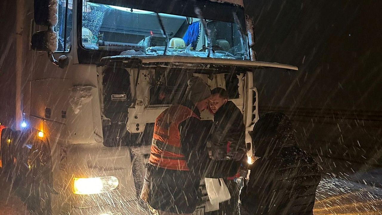 Anadolu Otoyolu İstanbul Yönü Kontrollü Olarak Yeniden Ulaşıma Açıldı