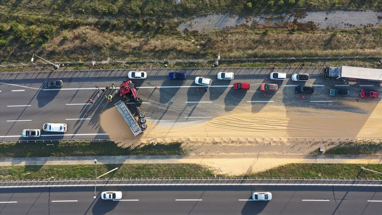 Anadolu Otoyolu'nda Devrilen Tır Trafiği Aksattı