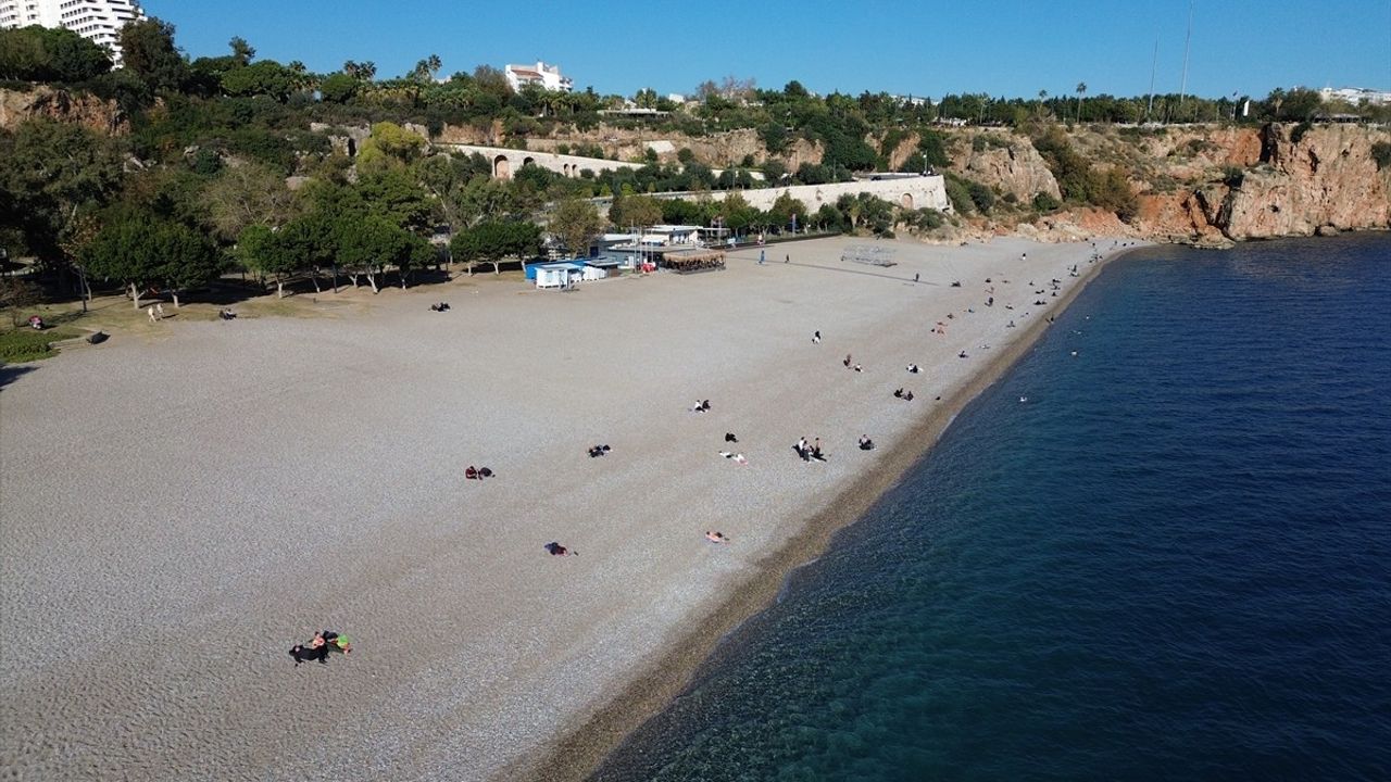 Antalya'da Güneşli Hava Tutkunları Sahilleri Doldurdu