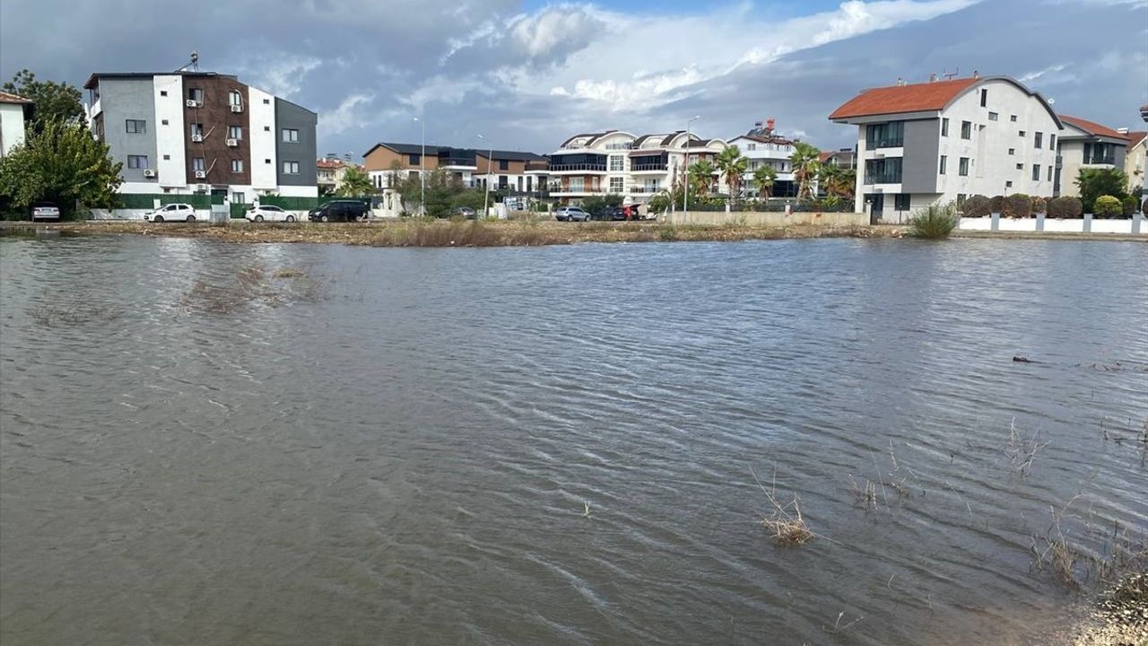 Antalya'da Hortum ve Sağanak, Sera Ürünlerine Zarar Verdi