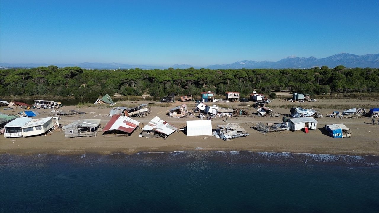 Antalya Kumköy'deki Tatil Çardakları Yıkıldı