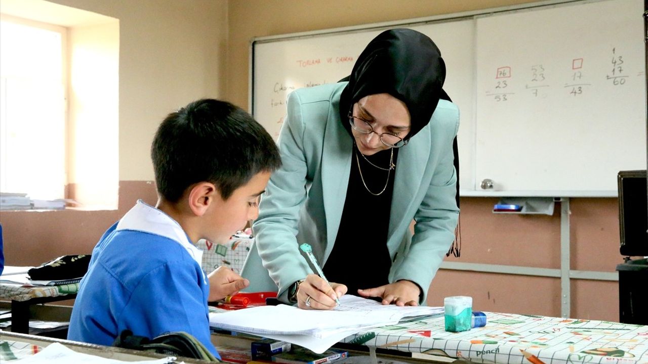 Antalyalı Öğretmen Fatmanur Şimşek, Kars'ta Sınır Köyünde Eğitim Veriyor