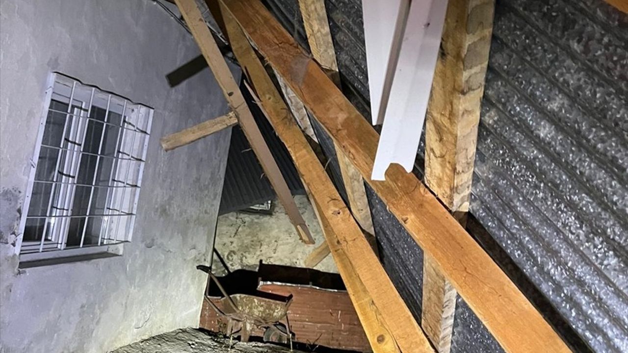 Ardahan'da Fırtına Hasara Yol Açtı: Çatılar Uçtu