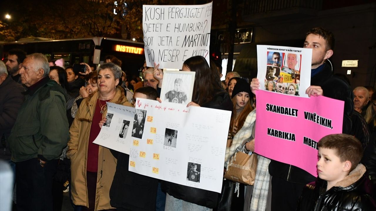 Arnavutluk'ta Akran Şiddetine Karşı Protesto Düzenlendi