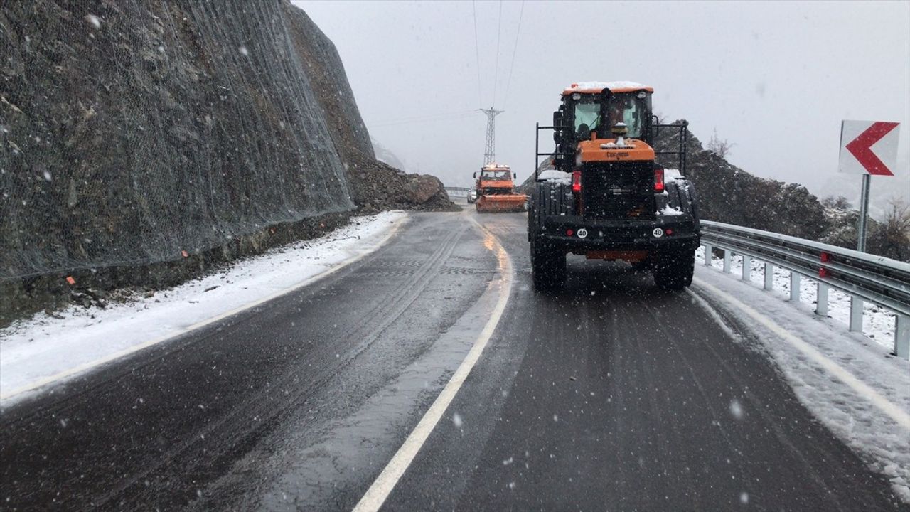 Artvin-Yusufeli Yolunda Heyelan: Ulaşım Kontrollü Devam Ediyor