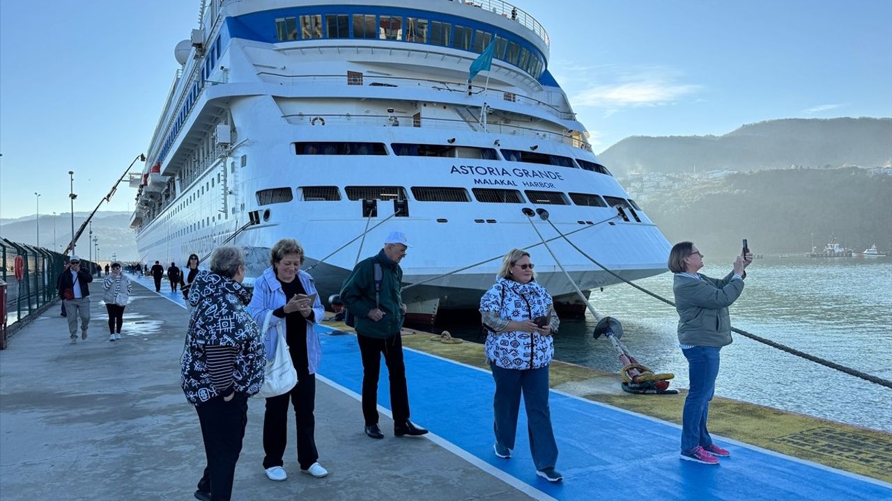 Astoria Grande Kruvaziyeri Amasra'ya Yılın Son Seferini Gerçekleştirdi