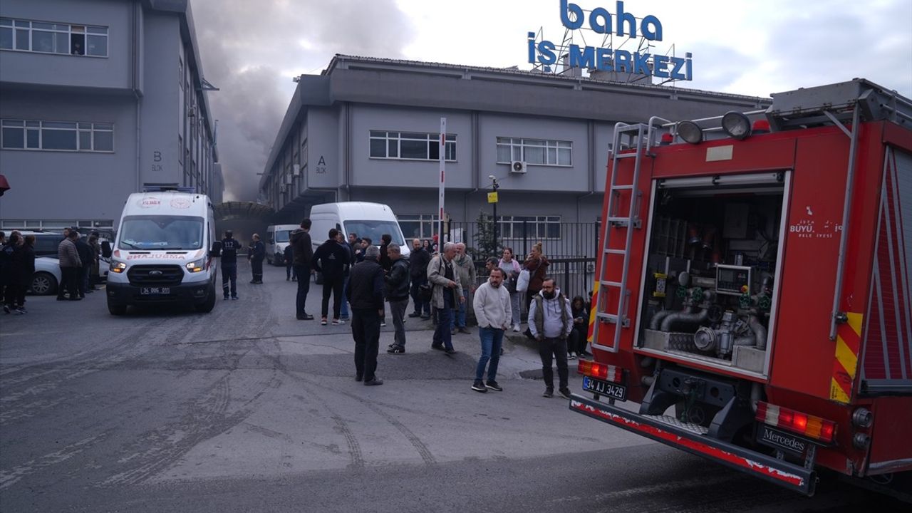 Avcılar'da Sünger Üretim Tesisinde Yangın Çıktı