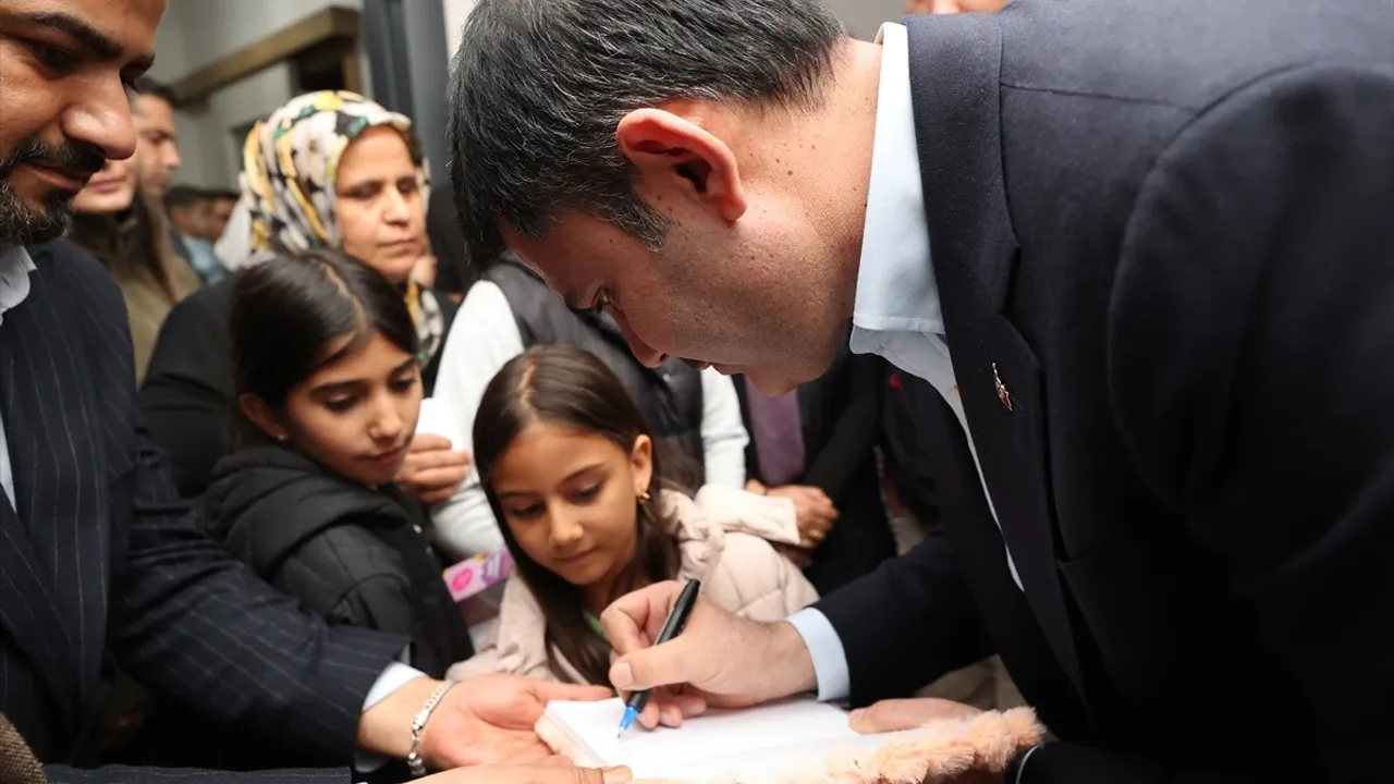 Bakan Kurum, Adıyaman'da Depremzede Öğretmeni Ziyaret Etti