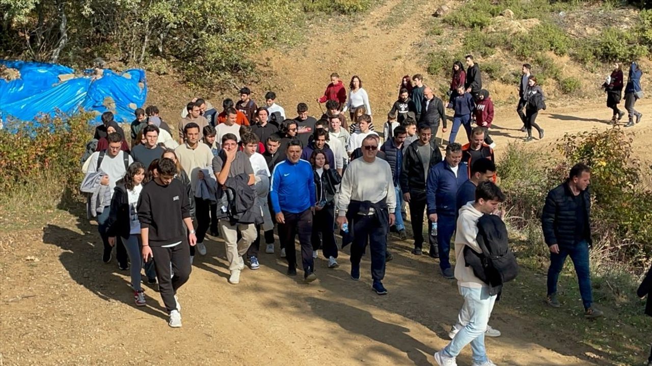 Bakan Yardımcısı Boyraz, Sakarya'da Gençlerle Ayva Hasadı Yaptı