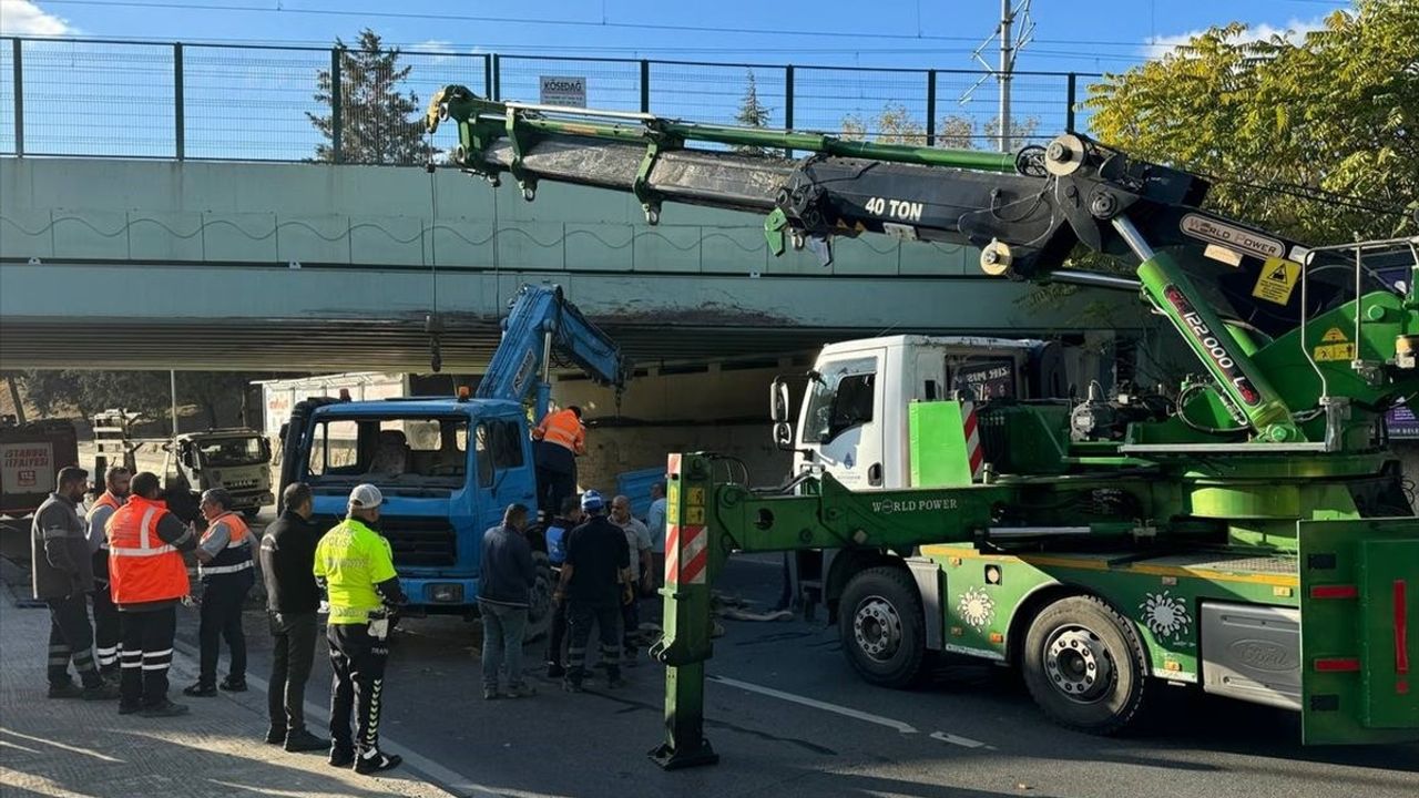 Bakırköy'de Üst Geçide Çarpan Vinç Devrildi