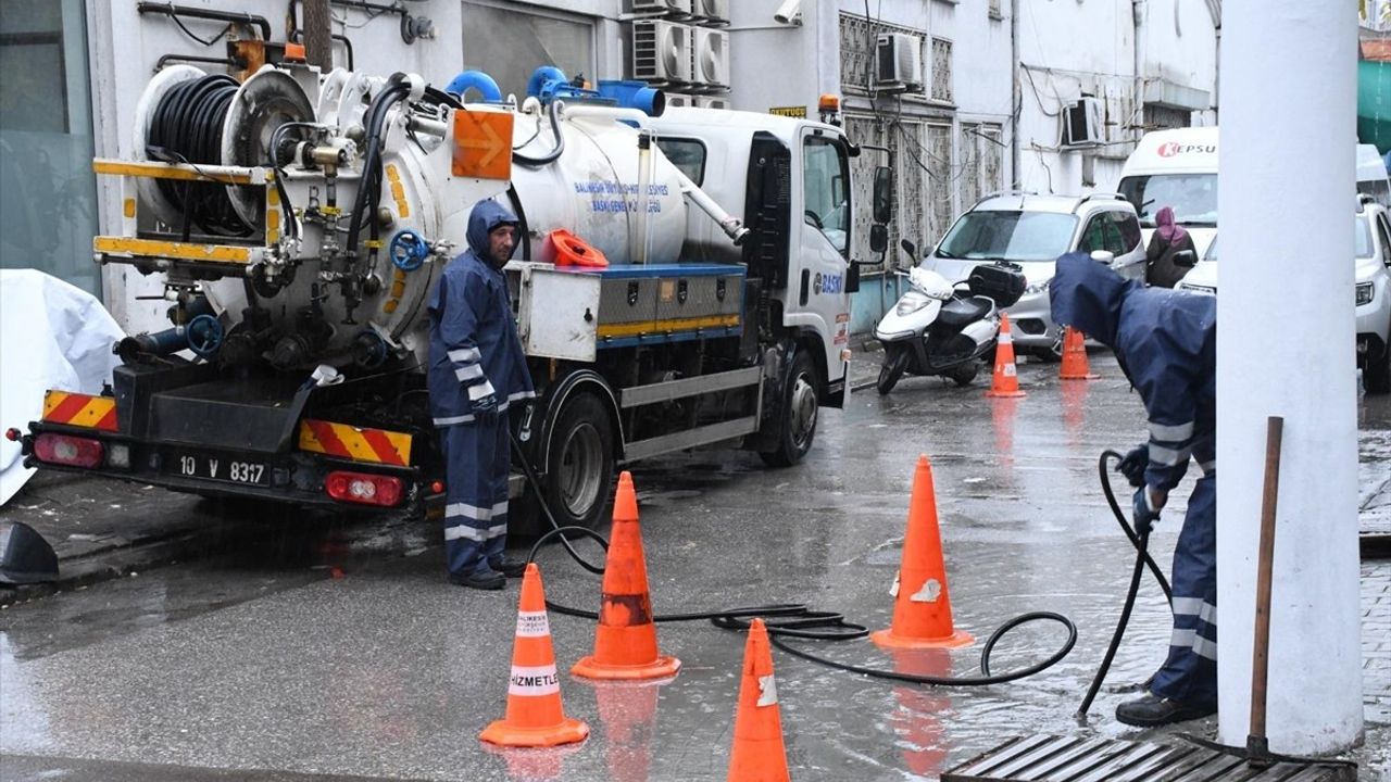 Balıkesir'de Sağanak Yağış: 502 Acil İhbara Müdahale Edildi